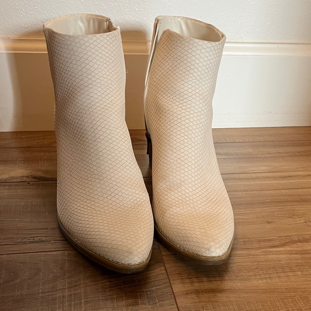 Universal Thread Textured Cream Ankle Booties